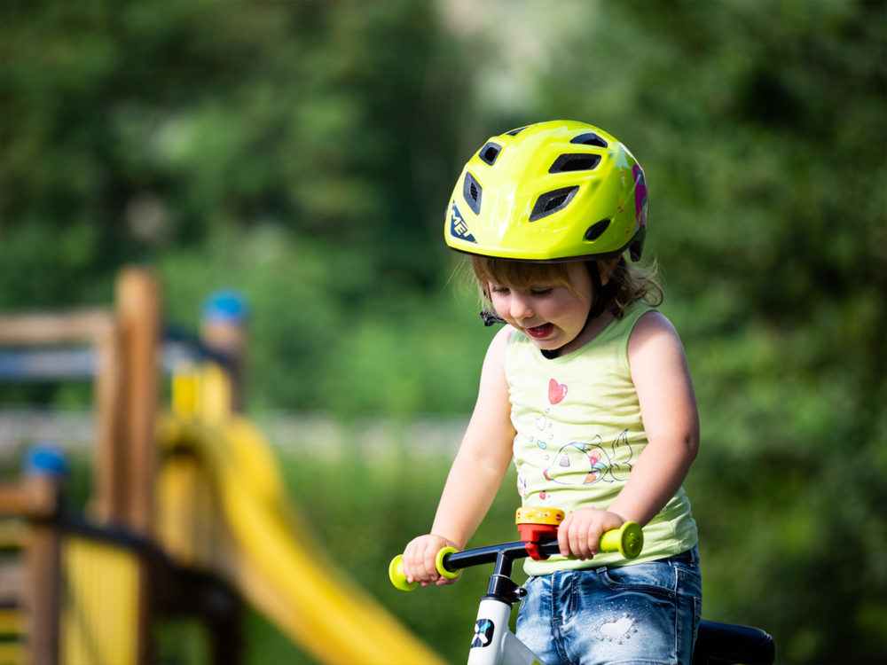Met kids. Шлем для детей. Шлем детский велосипедный на ребенке. Мальчик в шлеме. Ребенок в шлеме на велосипеде.